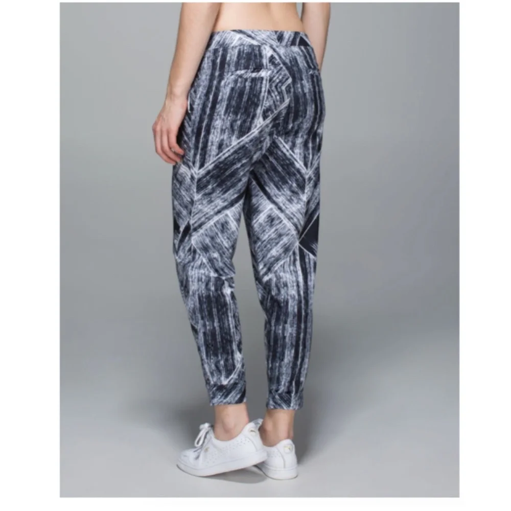 LULULEMON Jet Crop Full-On Luon Heat Wave White Black Size 6